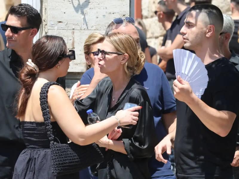 Κηδεία Λορεντζο Καριερε: Δάκρυσαν όλοι με τον επικήδειο λόγο του γιου του- «Μου είχες υποσχεθεί ότι θα κακομάθεις τα εγγόνια σου»