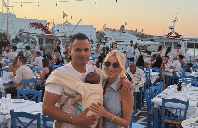 Καινούργιου: «Ο καλύτερος μπαμπάς του κόσμου» – Η φωτογραφία του Κουτσουμπή με την Ξένια στην Αντίπαρο που μας «έλιωσε»
