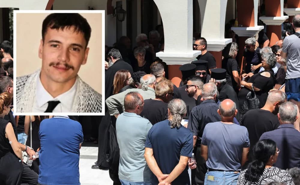 Ρέθυμνο: Σε κλίμα οδύνης η κηδεία του 25χρονου πυροσβέστη που πέθανε σις φλόγες- «Έπεσαν στο καθήκον τους ηρωικά»
