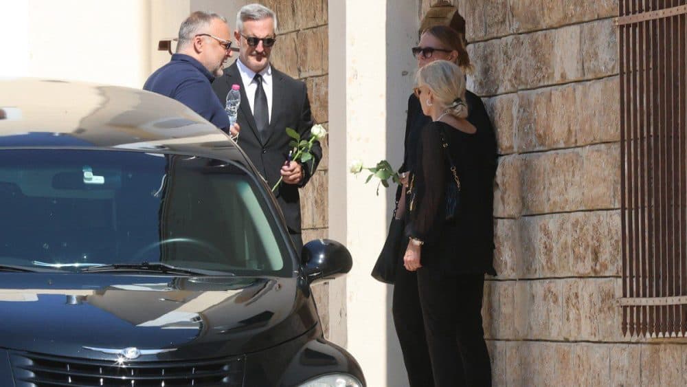Κηδεία Λορέντζου Καριέρε: Μαυροφορεμένη η σύζυγος του, Έλενα Καταραβά – Σπάραξε έξω απο τον Ναό – Φωτογραφίες