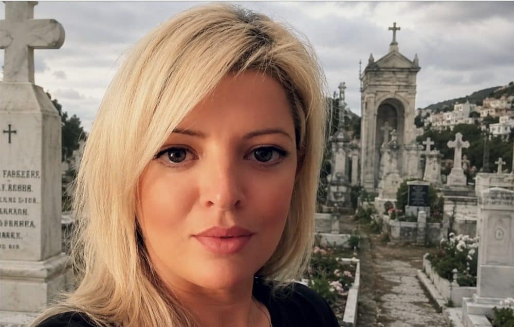 Ανείπωτη οδύνη στη Σύρο! Σπαράζουν τα παιδιά της 42χρονης στη κηδεία- Τα ρούχα που φόρεσαν για να την τιμήσουν