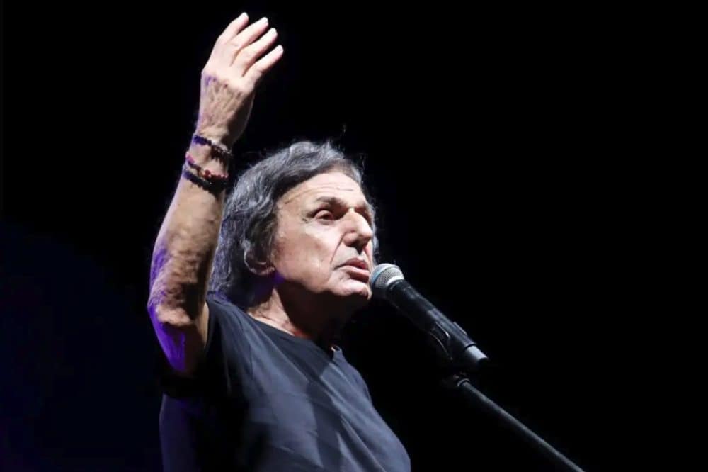 Βασίλης Παπακωνσταντίνου: Διέκοψε τη συναυλία του στο Ηράκλειο μετά το θάνατο των 2 πυροσβεστών – Η συγκινητική του έκκληση (Video)