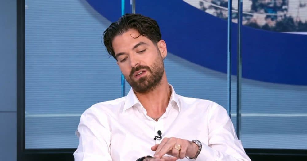 Ο Άρης Μουγκοπέτρος δείχνει στην κάμερα το σημείο του ακρωτηριασμού του: «Έχασα δύο δάχτυλα, έκανα 7 επεμβάσεις και το δεξί μου μάτι βλέπει στο 15%» (video)