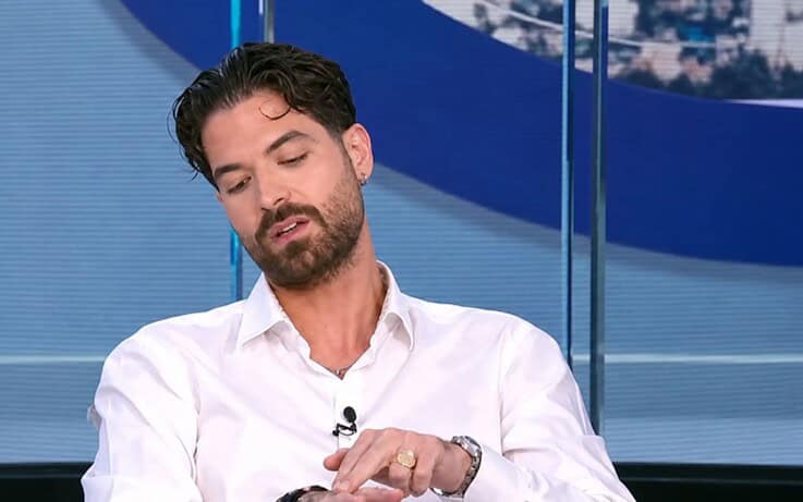 Ο Άρης Μουγκοπέτρος δείχνει στην κάμερα το σημείο του ακρωτηριασμού του: «Έχασα δύο δάχτυλα, έκανα 7 επεμβάσεις και το δεξί μου μάτι βλέπει στο 15%» (video)