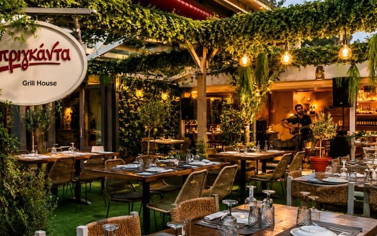 Η Μπριγκάντα στην Πεύκη ψήνει το καλύτερο συκώτι της Αθήνας. Ένας γευστικός προορισμός σε μια από τις πιο όμορφες αυλές της πόλης 