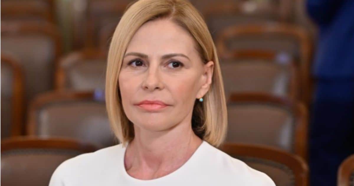 Τζένη Μπαλατσινού: “Σηκώνομαι να φύγω από την παραλία και γυρίζουν κεφάλια να δουν αν έχω κυτταρίτιδα, αν είμαι λεπτή, αν έβαλα κιλά…”