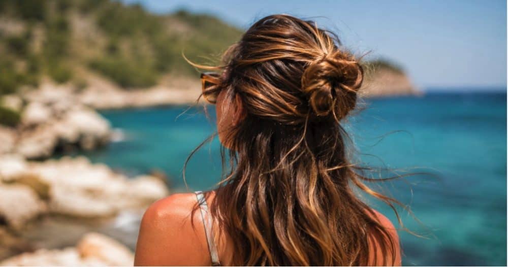 Αλάτι, Ήλιος & Στυλ: Πώς να κρατήσεις τα μαλλιά σου υγιή στις διακοπές