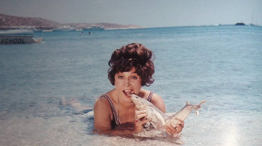 Ρένα Βλαχοπούλου: Η πολυτάραχη ζωή, οι μεγάλες επιτυχίες και οι άγνωστες στιγμές της. Έφυγε σαν σήμερα πριν 22 χρόνια