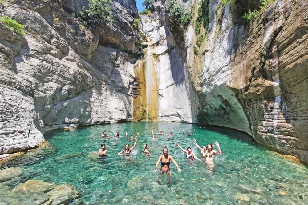Εκδρομή στον καταρράκτη στα Μανίκια Ευβοίας: Ένας κρυφός παράδεισος κοντά στην Κύμη
