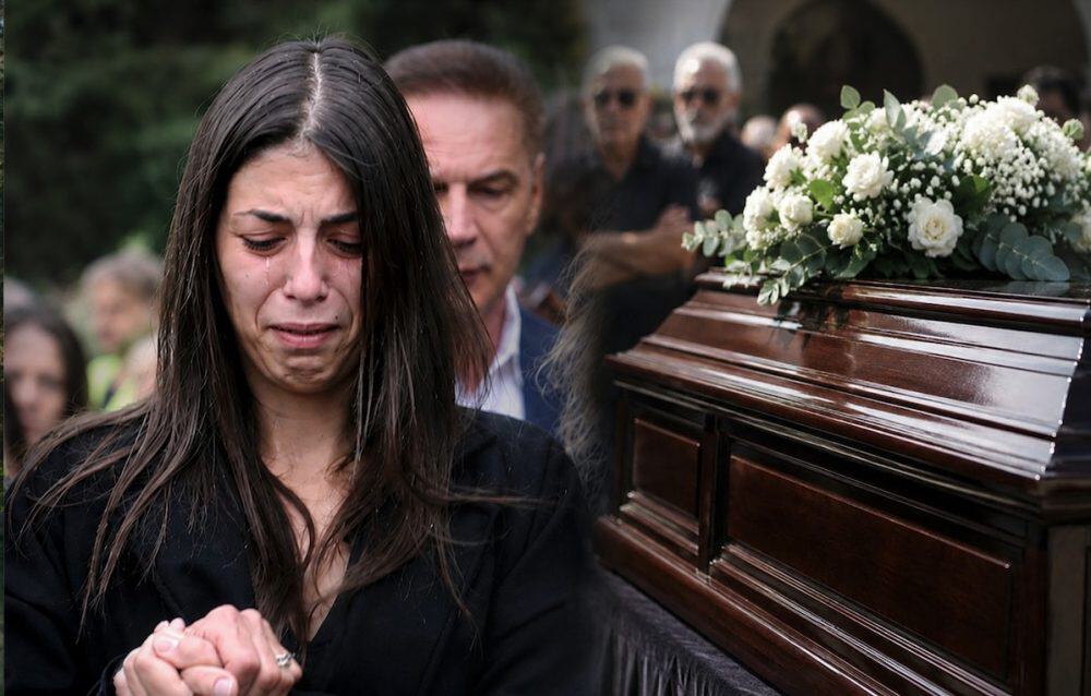 Κηδεία Κόκοτα: Υποβασταζόμενη έκλαιγε με λυγμούς η αδερφή του Μαριάννα- Τραγικές στιγμές σην Παναγία Ελεούσα (Φωτογραφίες)