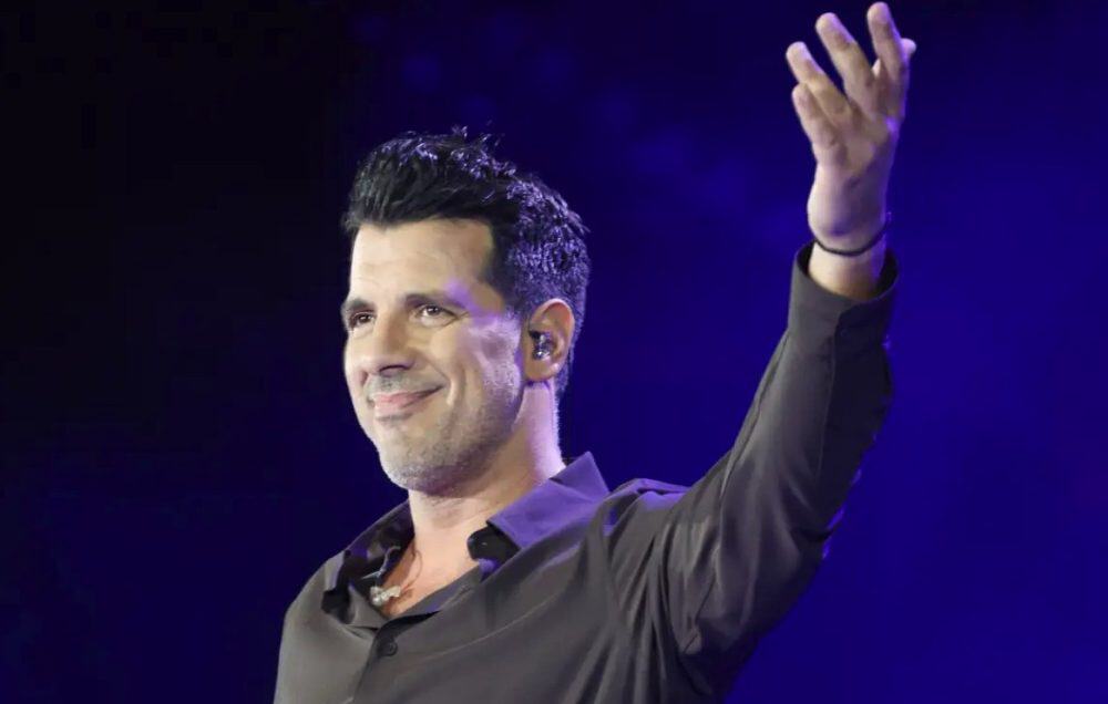 Ο Θοδωρής Φέρρης τραγουδάει Μίκη Θεοδωράκη πριν από τη μεγάλη συναυλία – αφιέρωμα
