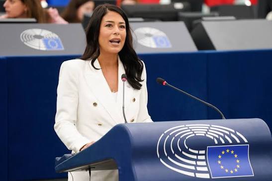 Αφροδίτη Λατινοπούλου: Άγρια επίθεση στην Τήνο με βαρύς χαρακτηρισμούς – Οι χυδαίες ύβρεις που δέχθηκε στο λιμάνι