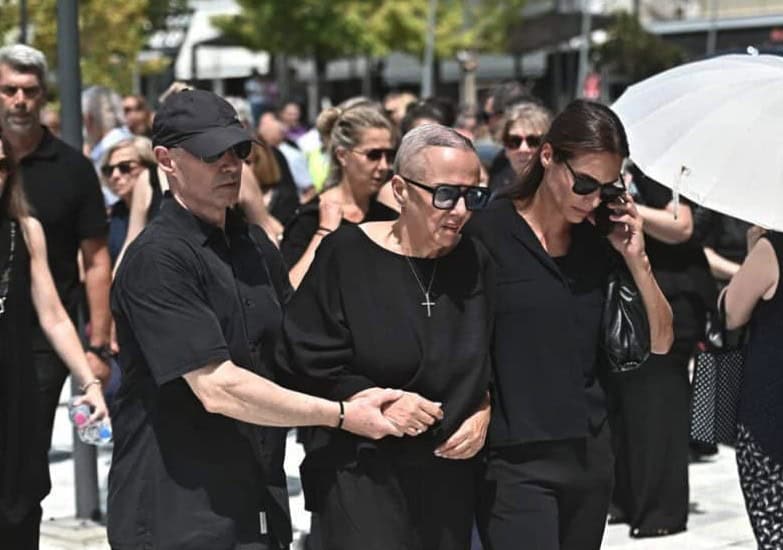 Κηδεία Κόκοτα: Αγωνία για την αδερφή του Έλλη-Αδυνατισμένη και καταβελημμένη στο τελευταίο αντίο (Φωτογραφιές)