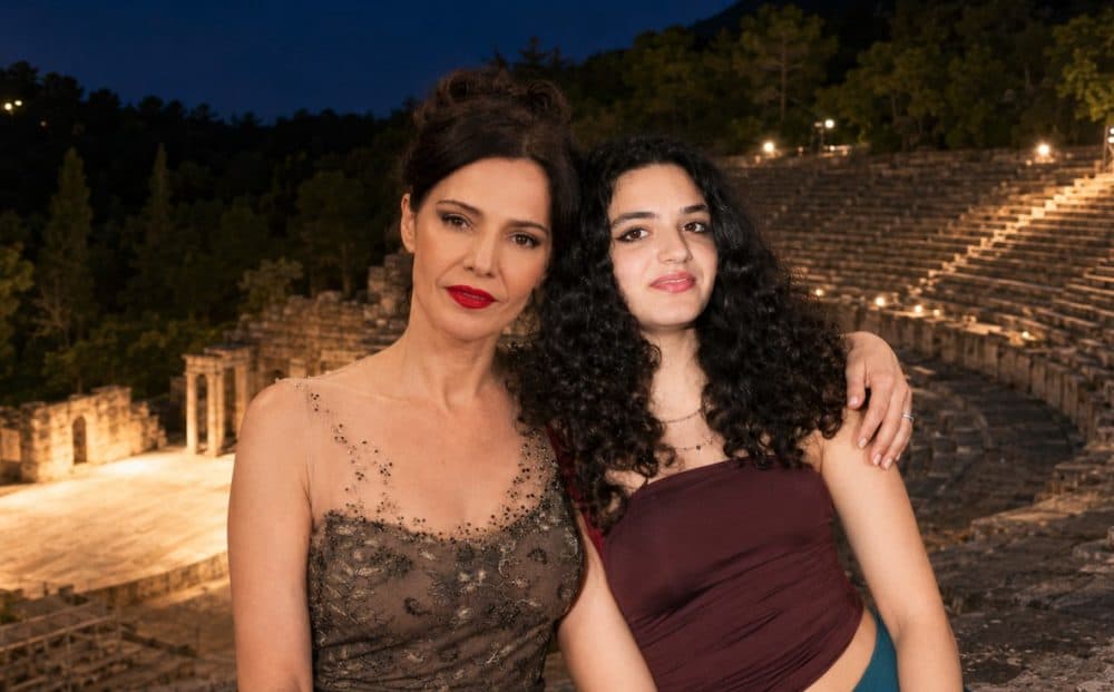 Μοντέλο η κόρη της Λαμπροπούλου: H Έλλη μεγάλωσε και ακολουθεί τα βήματα της μητέρας της (Φωτογραφίες)
