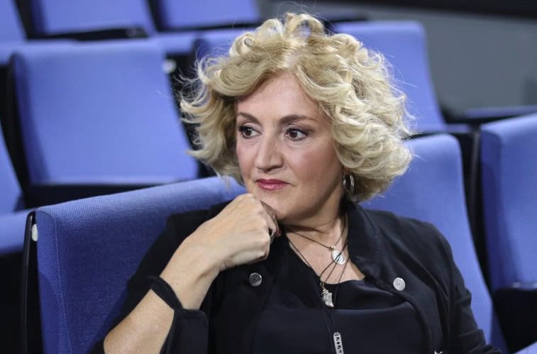 Βαρύ πένθος για την  Υρώ Μανέ: Πέθανε η μητέρα της- Ο λόγος που δεν μπόρεσε να την αποχαιρετίσει