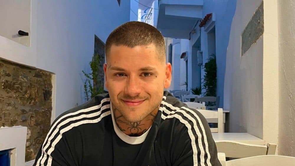 Mike: Η πρώτη εικόνα μετά το τροχαίο – Δείχνει το δεμένο χέρι του και βρίσκεται σε ανάρρωση