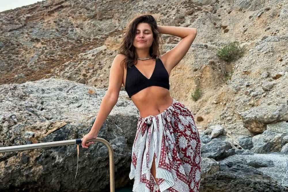 Δανάη Παππά: «Μαγνήτισε» τα βλέμματα στα Χανιά με το μαύρο μπικίνι της