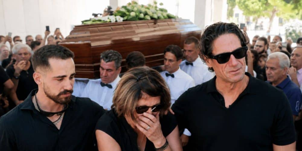 Κηδεία Νίκου Καλογερόπουλου: Συντετριμμένος ο γιος του Ιάσονας και η γυναίκα του Ελένη, σπάραξε ο Πάνος Βλάχος