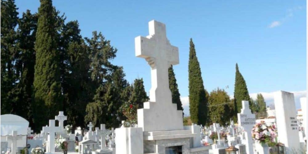 Ανατριχιαστικό! Πανικός σε κοιμητήριο στη Λαμία – Μητέρα φώναζε ότι έκλεψαν τη σορό του γιου της από τον τάφο. Τι συνέβη.