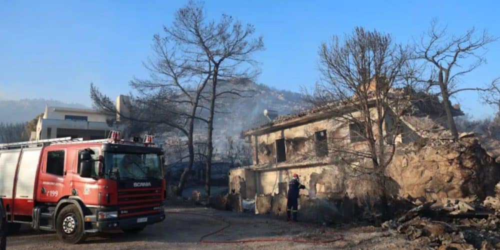 Φωτιά στη Σαλαμίνα: Τα ουρλιαχτά του ηλικιωμένου ζευγαριού μέχρι το τέλος – Η κόρη τους έφτασε στο σημείο και προσευχόταν συντετριμμένη (video)
