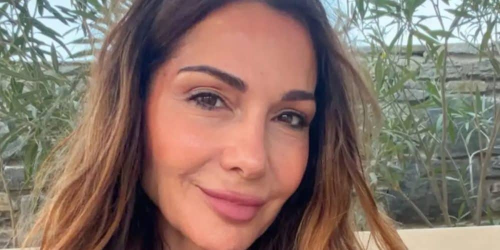 Δέσποινα Βανδή: Οι φωτογραφίες με μαγιό στην αυλή του σπιτιού της. Άψογο κορμί!  (photos)