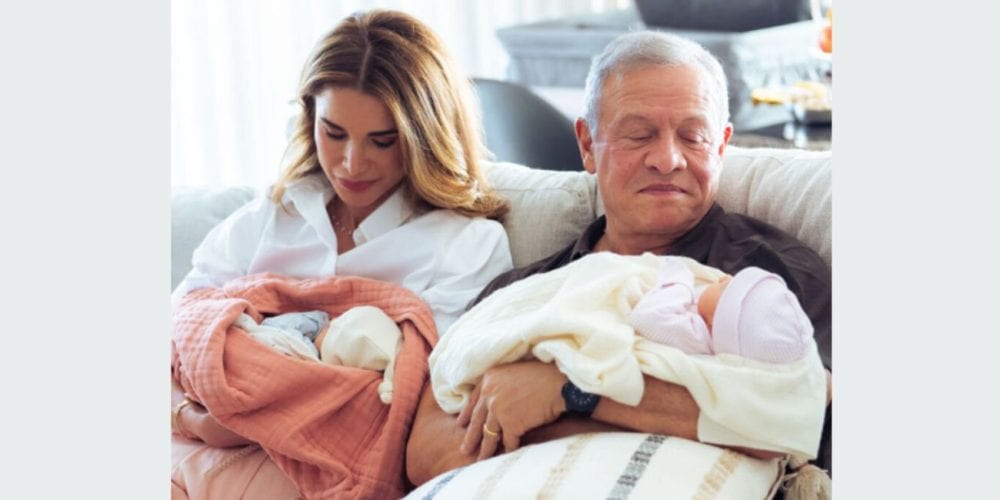 Βασίλισσα Ράνια: Αγκαλιά με τις νεογέννητες δίδυμες εγγονές της – Η μία πήρε το όνομά της