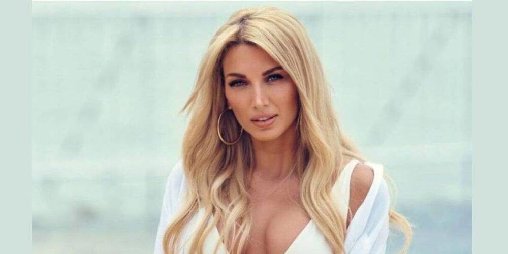 Κωνσταντίνα Σπυροπούλου: Πόζες με μαγιό και τους δυο γιους της στη Νάξο (photos)