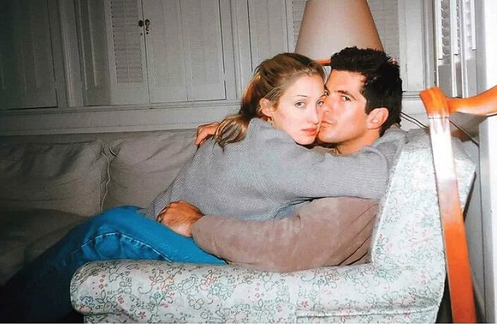 Τζον Κένεντι Τζούνιορ – Καρολίν Μπεσέτ: Το love story που συγκίνησε την Αμερική και έσβησε πάνω από τον Ατλαντικό