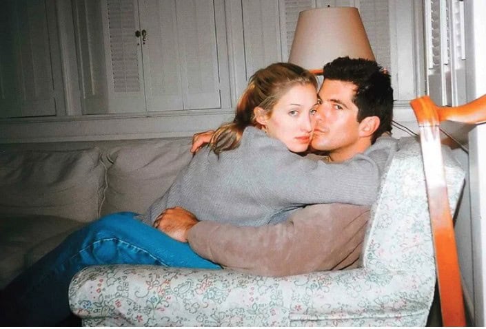 Τζον Κένεντι Τζούνιορ – Καρολίν Μπεσέτ: Το love story που συγκίνησε την Αμερική και έσβησε πάνω από τον Ατλαντικό
