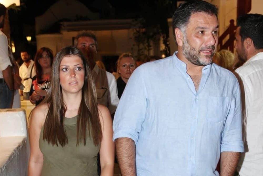 Ολόκληρος άντρας! O γιος του Αρναούτογλου ποζάρει αγκαλιά με τη μητέρα του στο Ναύπλιο