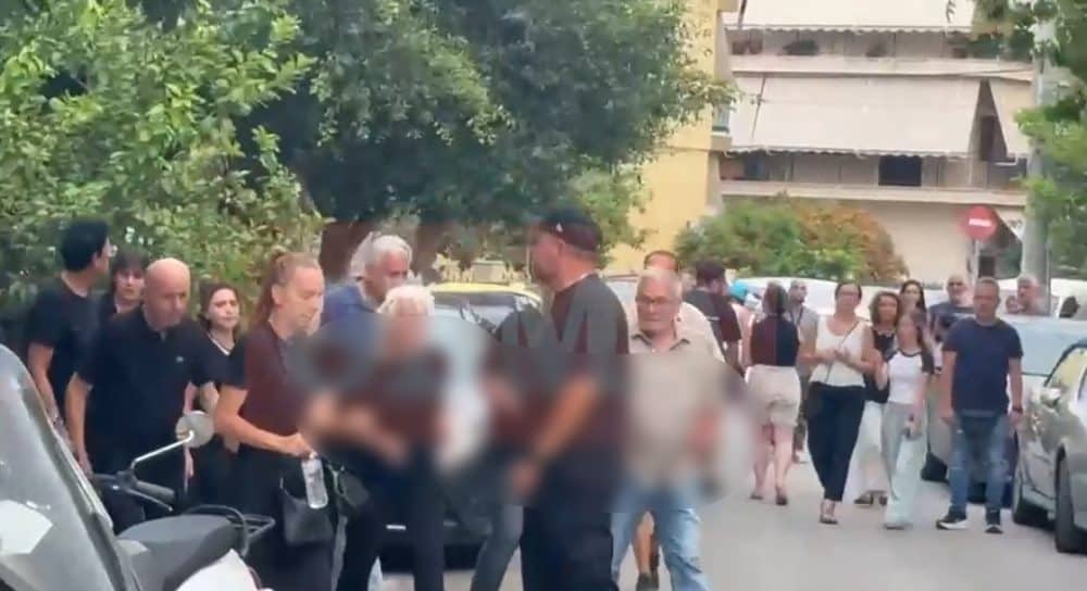 Μαυροντυμένη η οικογένεια Μαζωνάκη στο προσκύνημα – Υποβασταζώμενη η μάνα του