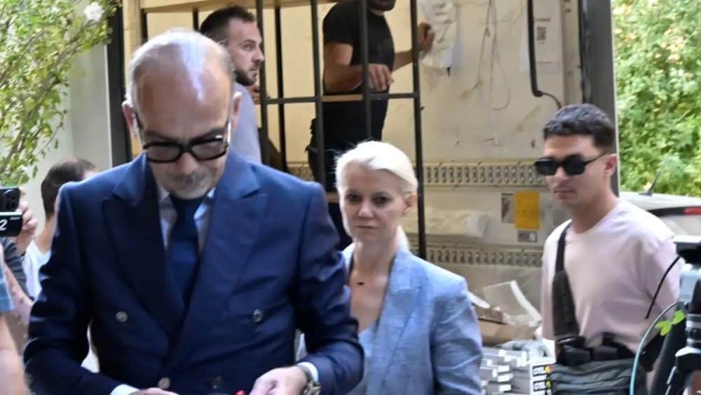 Μαζωνάκης: «Δεν ακουμπάμε το μηχάνημα» – Η συγκλονιστική μαρτυρία εργαζόμενης από το ιατρείο στο Κολωνάκι