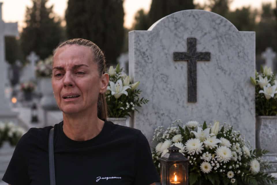 Μαζωνάκης: Ράγισαν καρδιές στο μνημόσυνο για τα 9μερα- Η σπαρακτική κίνηση της Βάσως πάνω από τον τάφο του (Video)