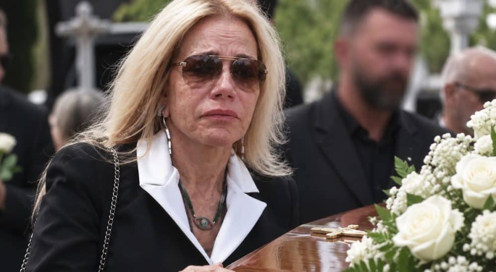 Κηδεία Μαζωνάκη: Απαρηγόρητη η Λάτση πάνω από το φέρετρο: «Τον λατρεύουμε, μας βλέπει από εκεί» (video)