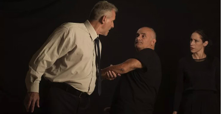 «Η Βροχή μέσα της»: Μια νουάρ επιστροφή στο πατρικό τραύμα
