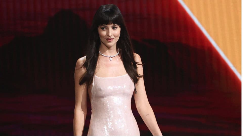 Ντακότα Τζόνσον: Εντυπωσίασε στα MTV VMA με διάφανο φόρεμα από παγιέτες – Η εμφάνιση χωρίς εσώρουχο