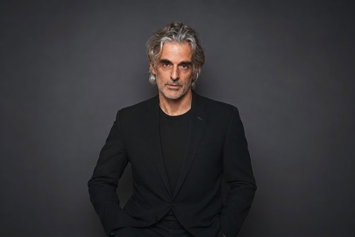 Αντώνης Μυριαγκός για Δυο Μαύρα Πουκάμισα: «Υπάρχουν πολλές φορές που συγκρούομαι με τον Σήφη» – «Δέχομαι και θέλω την κριτική» (video)