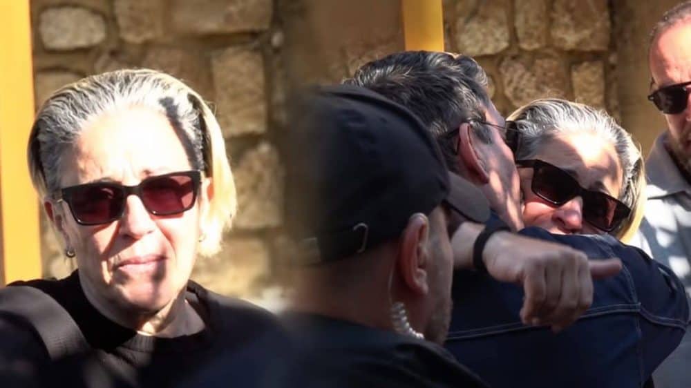 Μνημόσυνο Μαζωνάκη: Ξέσπασε σε δάκρυα η Μαρία Μαζωνάκη έξω από την εκκλησία-Σε ποιανού την αγκαλιά βρήκε παρηγοριά;