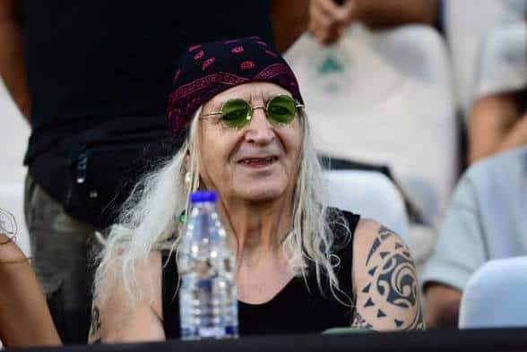 Νίκος Καρβέλας: Βγήκε για φαγητό με εκλεκτή παρέα στη Δροσιά εν μέσω της κόντρας με την Άννα Βίσση
