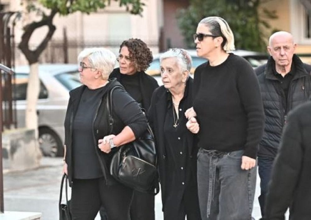 Μνημόσυνο Μαζωνάκη: Τα λευκά μπαλόνια που συγκίνησαν – Τι συμβόλιζαν στην τελετή για τις 40 ημέρες από τον θάνατό του