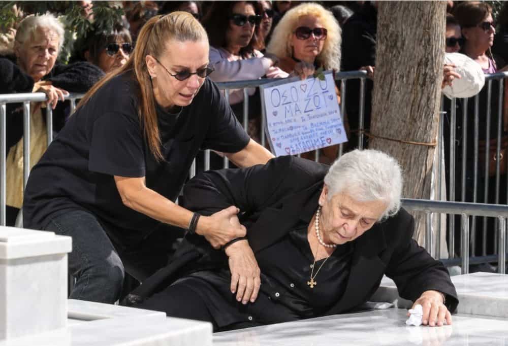 Μνημόσυνο Μαζωνάκη: Κατέρρευσε η μάνα του πάνω από το μνήμα-Την τραβούσε η Βάσω