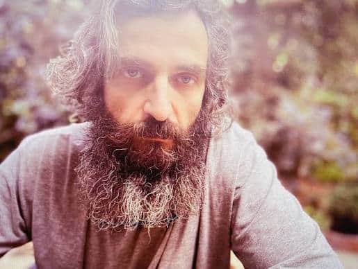 Άρης Σερβετάλης: «Η μόνη διαδικασία που με αναπαύει είναι να μην παίξω τίποτα απολύτως» – Η εξομολόγηση για την πίστη και τη σύζυγό του