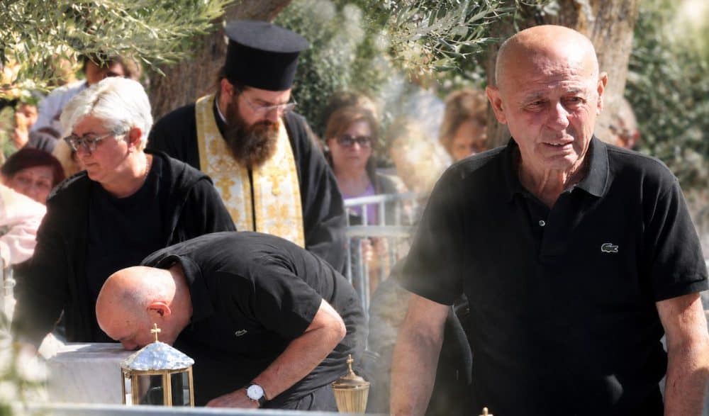 Ανατριχιαστικό! Μαζωνάκης: Αυτή τη φράση ξεστόμισε ο πατέρας του τη στιγμή που λύγισε στο μνήμα-Όσα δεν έδειξαν οι κάμερες