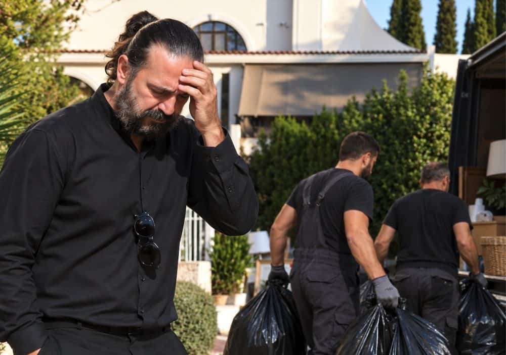 Μακρυνιώτης: Άρον άρον στη βίλα του Μαζωνάκη – Ποιος πήγε να αρπάξει τα κοσμήματα και τα πανάκριβα ρούχα του «Μαζώ»