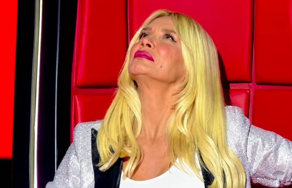 The Voice: Ανατριχίλα με την κίνηση της Πάολας – «Γιώργο!» ψέλλισε κοιτώντας τον ουρανό και έστειλε φιλί στον Μαζωνάκη (Video)