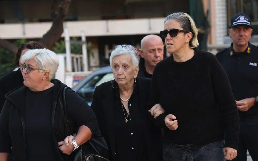 Μαζωνάκης: Υποβασταζόμενη η μητέρα του στο 40ήμερο μνημόσυνο – Οι πρώτες φωτογραφίες από την άφιξη της οικογένειας