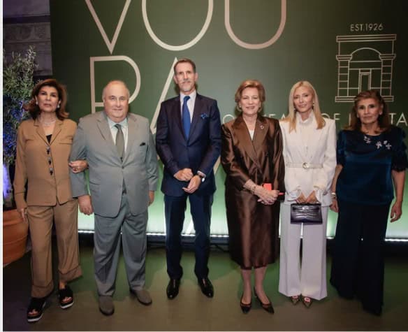 Μαρί Σαντάλ: Η κομψή εμφάνιση στην Αθήνα με την πεθερά της, λευκό κοστούμι, μετάξι και Hermès τσάντα