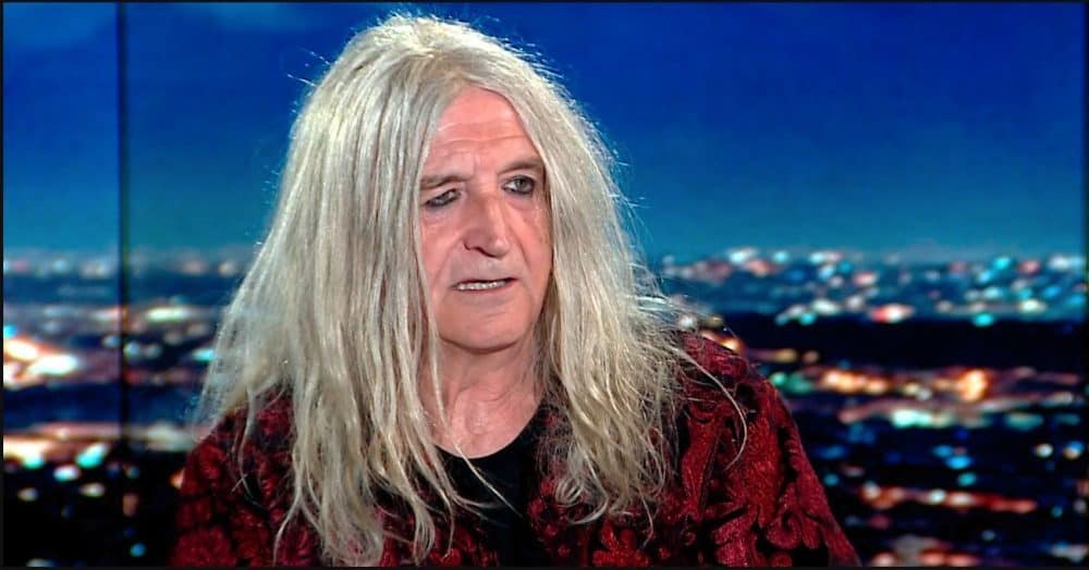 Νίκος Καρβέλας: H πρώτη δημόσια εμφάνιση μετά τον πόλεμο με τη Βίσση. Καταβεβλημένος στην Πάρο (video)